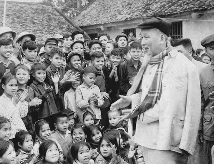 Bác Hồ nói chuyện với các cháu thiếu nhi trong dịp Người về thăm và chúc Tết đồng bào tỉnh Hà Bắc (Xuân Đinh Mùi, ngày 9/2/1967). Nguồn: Bảo tàng Hồ Chí Minh